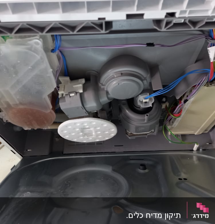 חלקים פנימיים של מדיח כלים עם חוטי חשמל